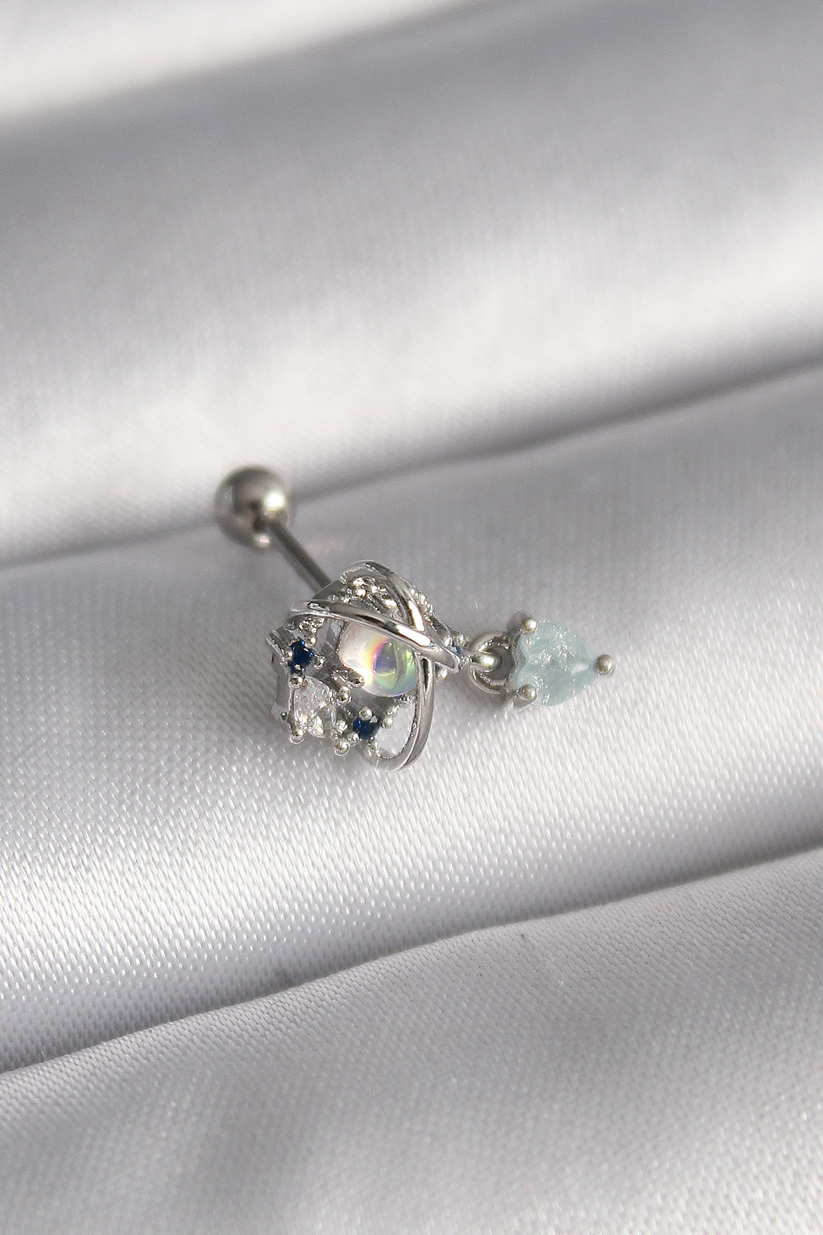 Çelik  Renk Zirkon Taşlı Sallantı Kalp Detay Tragus Piercing