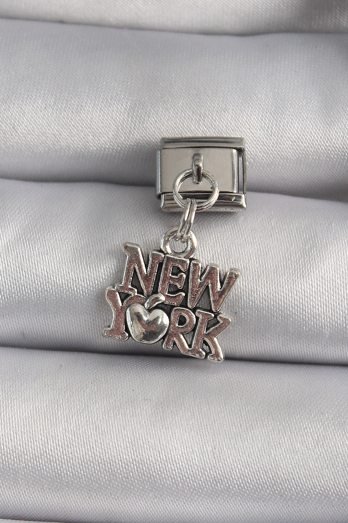 Çelik  Renk Sallantı M.f.yazı Model Nomination Charm
