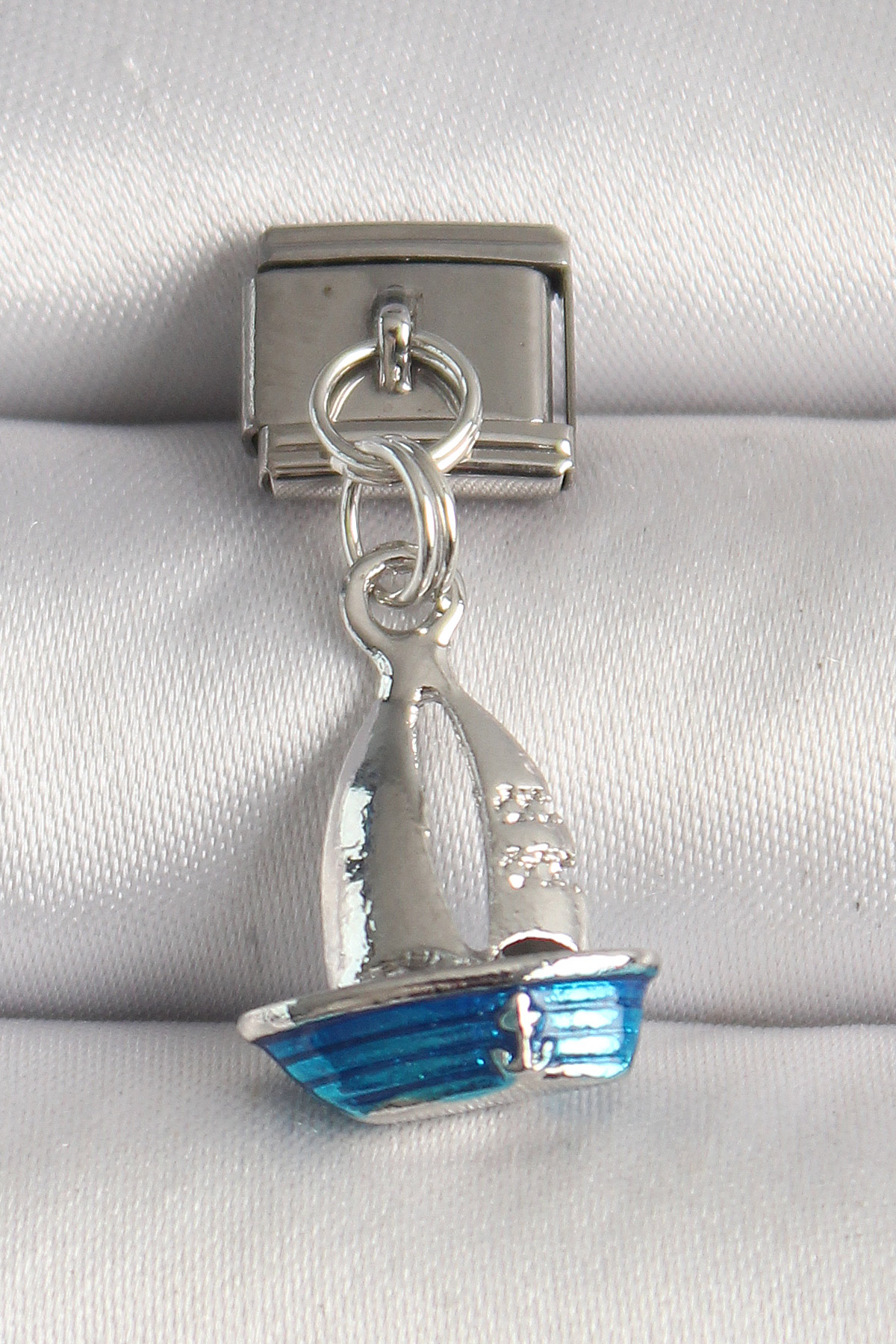 Çelik  Renk Mavi Yelkenli Model Nomination Charm