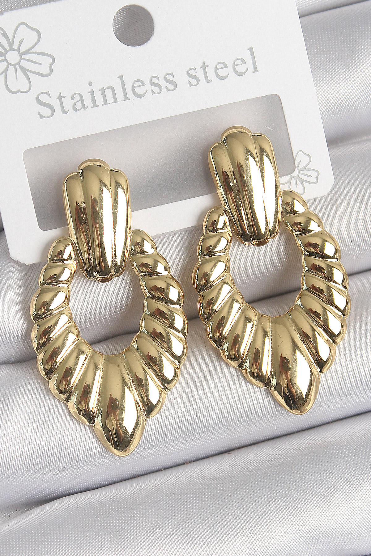 316 Çelik Gold Renk İşlemeli Motiif Model Kadın Küpe